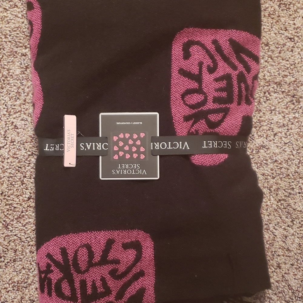 VS - pink and black comfy blanket